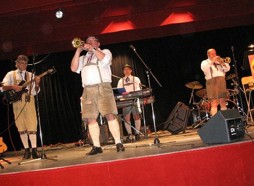 Fanfares, fête de village, carnaval